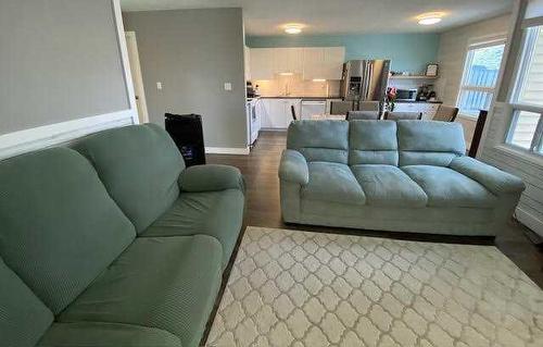 111 Sutherland Avenue, Hinton, AB - Indoor Photo Showing Living Room