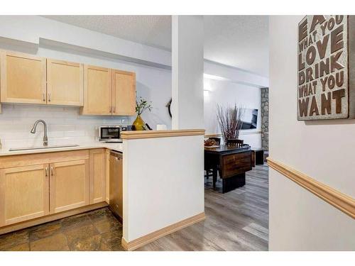 204-1151 Sidney Street, Canmore, AB - Indoor Photo Showing Kitchen