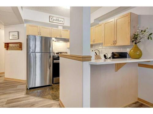 204-1151 Sidney Street, Canmore, AB - Indoor Photo Showing Kitchen