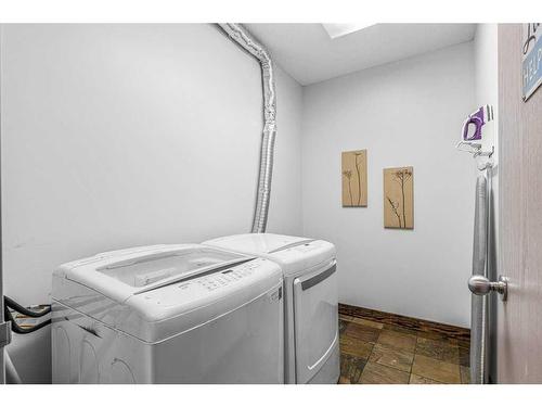 306-1151 Sidney Street, Canmore, AB - Indoor Photo Showing Laundry Room