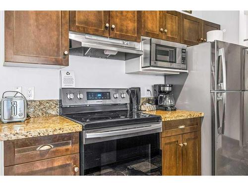 306-1151 Sidney Street, Canmore, AB - Indoor Photo Showing Kitchen