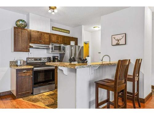 306-1151 Sidney Street, Canmore, AB - Indoor Photo Showing Kitchen