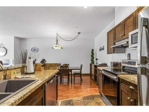 306-1151 Sidney Street, Canmore, AB - Indoor Photo Showing Kitchen