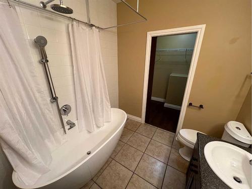 114 Wanyandi Avenue, Hinton, AB - Indoor Photo Showing Bathroom