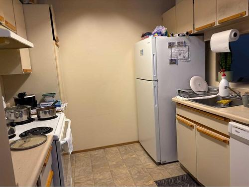 209-205 12 Avenue, Slave Lake, AB - Indoor Photo Showing Kitchen