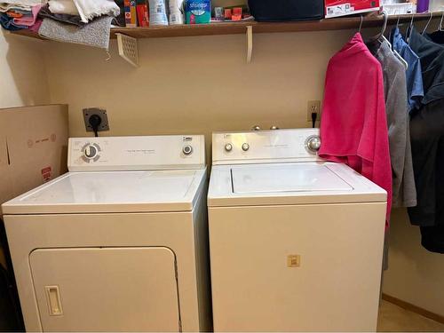 209-205 12 Avenue, Slave Lake, AB - Indoor Photo Showing Laundry Room