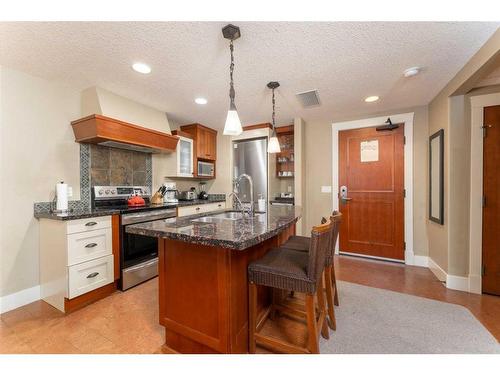 121-173 Kananaskis Way, Canmore, AB - Indoor Photo Showing Kitchen