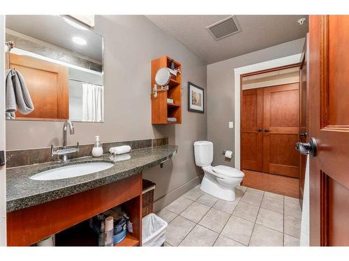 121-173 Kananaskis Way, Canmore, AB - Indoor Photo Showing Bathroom