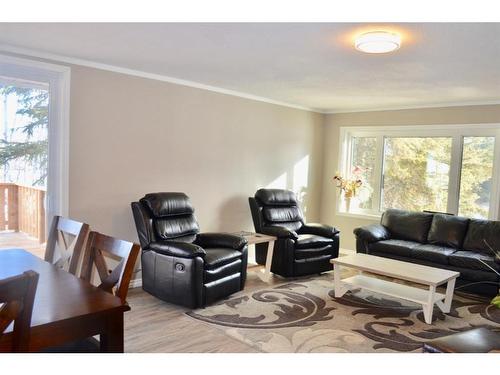 4913 54 Street, Athabasca, AB - Indoor Photo Showing Living Room