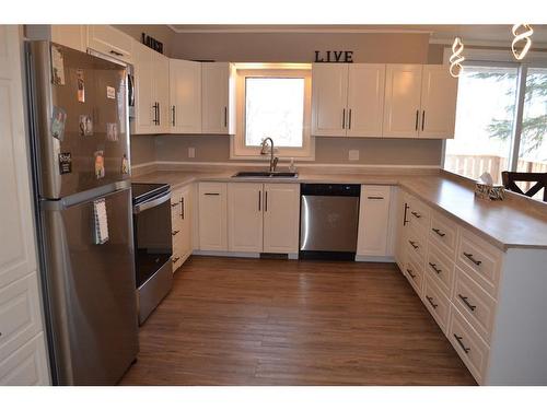 4913 54 Street, Athabasca, AB - Indoor Photo Showing Kitchen With Double Sink