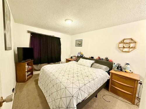 39-101 Mill Street, Hinton, AB - Indoor Photo Showing Bedroom