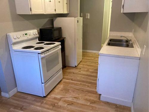 #2-506 41 Street, Edson, AB - Indoor Photo Showing Kitchen With Double Sink