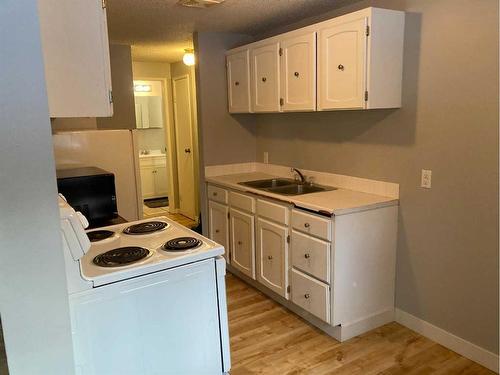 #2-506 41 Street, Edson, AB - Indoor Photo Showing Kitchen With Double Sink