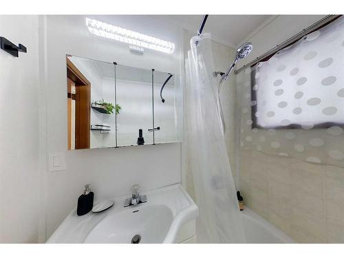 321 3 Avenue Nw, Slave Lake, AB - Indoor Photo Showing Bathroom