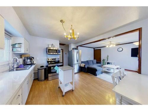 321 3 Avenue Nw, Slave Lake, AB - Indoor Photo Showing Kitchen With Double Sink