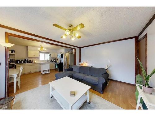 321 3 Avenue Nw, Slave Lake, AB - Indoor Photo Showing Living Room