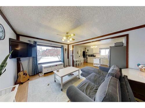 321 3 Avenue Nw, Slave Lake, AB - Indoor Photo Showing Living Room