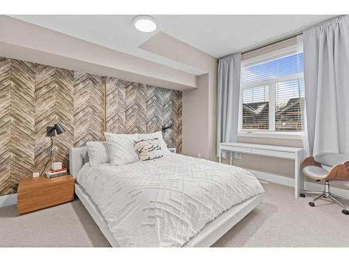 103A-1101 Three Sisters Parkway, Canmore, AB - Indoor Photo Showing Bedroom