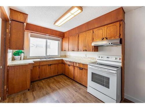 207 Macleod Avenue, Hinton, AB - Indoor Photo Showing Kitchen