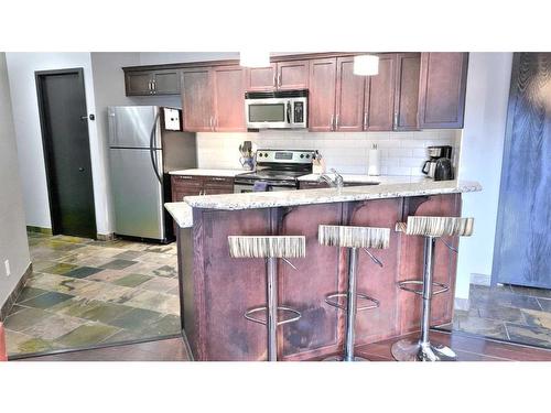 219-901 Mountain Street, Canmore, AB - Indoor Photo Showing Kitchen