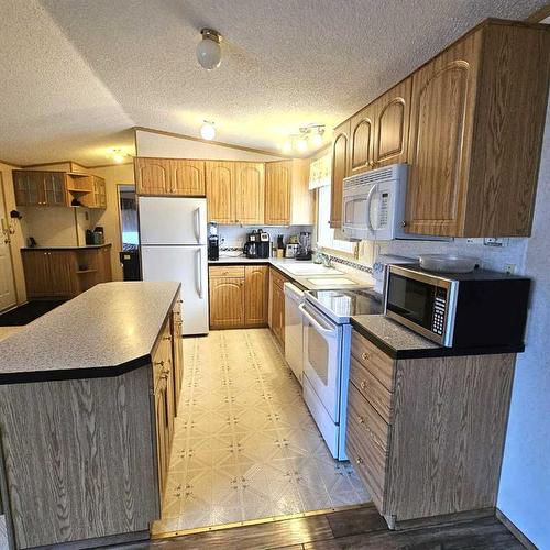 4001 6A Avenue, Edson, AB - Indoor Photo Showing Kitchen With Double Sink