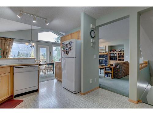 111 Morris, Canmore, AB - Indoor Photo Showing Kitchen