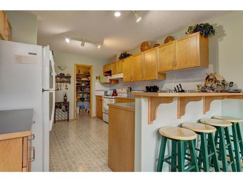 111 Morris, Canmore, AB - Indoor Photo Showing Kitchen