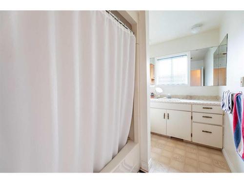 141 Sherwood Drive, Hinton, AB - Indoor Photo Showing Bathroom