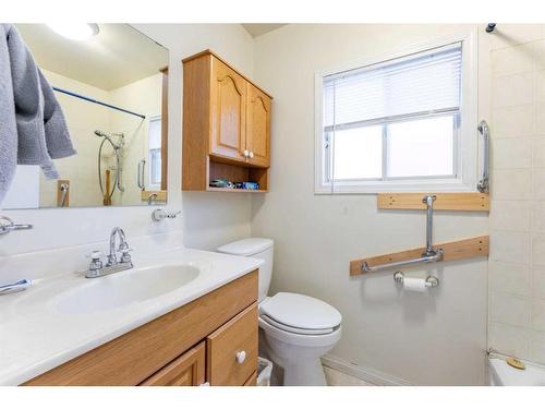 141 Sherwood Drive, Hinton, AB - Indoor Photo Showing Bathroom