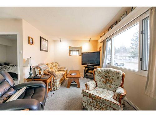 141 Sherwood Drive, Hinton, AB - Indoor Photo Showing Living Room