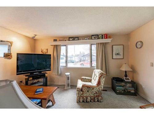 141 Sherwood Drive, Hinton, AB - Indoor Photo Showing Living Room