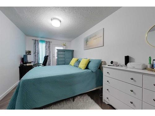 104-205 12 Avenue Sw, Slave Lake, AB - Indoor Photo Showing Bedroom