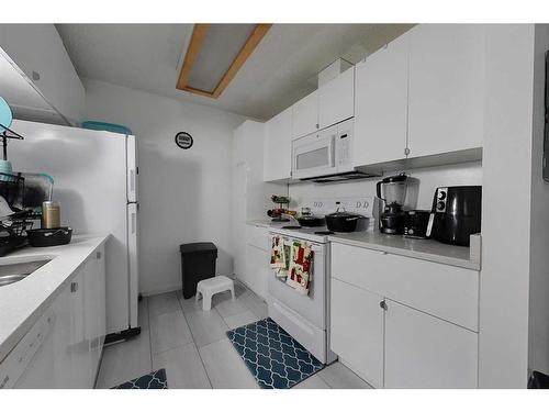 104-205 12 Avenue Sw, Slave Lake, AB - Indoor Photo Showing Kitchen