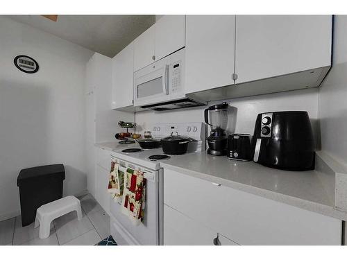 104-205 12 Avenue Sw, Slave Lake, AB - Indoor Photo Showing Kitchen