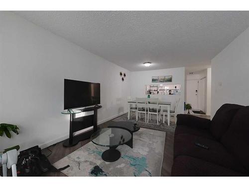 104-205 12 Avenue Sw, Slave Lake, AB - Indoor Photo Showing Living Room