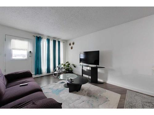 104-205 12 Avenue Sw, Slave Lake, AB - Indoor Photo Showing Living Room