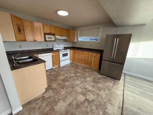 1302 54 Street, Edson, AB - Indoor Photo Showing Kitchen With Double Sink