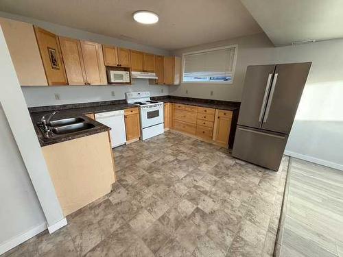 1302 54 Street, Edson, AB - Indoor Photo Showing Kitchen With Double Sink