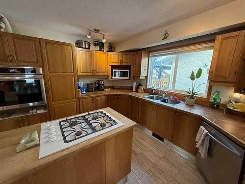 1302 54 Street, Edson, AB - Indoor Photo Showing Kitchen With Double Sink