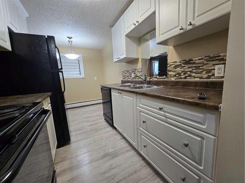 1-414 41 Street, Edson, AB - Indoor Photo Showing Kitchen With Double Sink