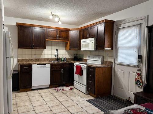 23-126 Hardisty Avenue, Hinton, AB - Indoor Photo Showing Kitchen