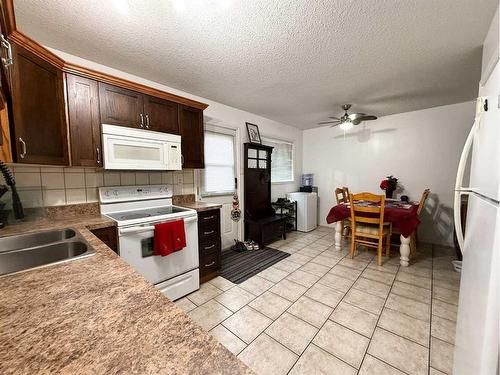 23-126 Hardisty Avenue, Hinton, AB - Indoor Photo Showing Kitchen With Double Sink