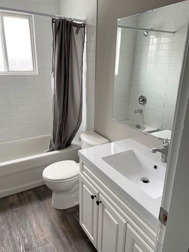 611 3 Ave, Fox Creek, AB - Indoor Photo Showing Bathroom