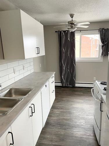 611 3 Ave, Fox Creek, AB - Indoor Photo Showing Kitchen With Double Sink