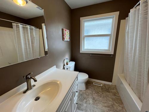 12-214 Mcardell Drive, Hinton, AB - Indoor Photo Showing Bathroom