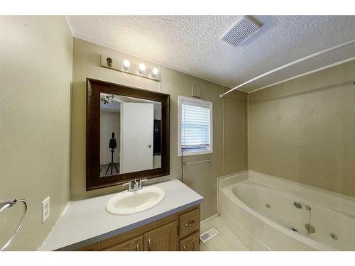 620 2A Avenue Sw, Slave Lake, AB - Indoor Photo Showing Bathroom