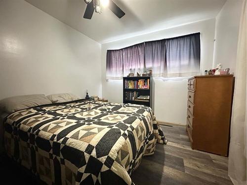 4812 Plaza Avenue, Swan Hills, AB - Indoor Photo Showing Bedroom