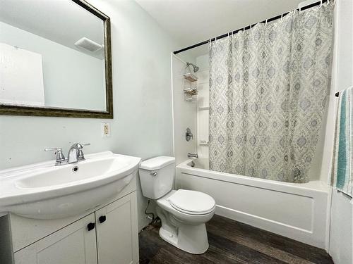 4812 Plaza Avenue, Swan Hills, AB - Indoor Photo Showing Bathroom