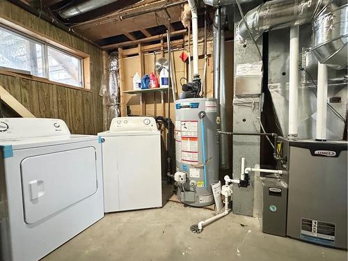 4812 Plaza Avenue, Swan Hills, AB - Indoor Photo Showing Laundry Room