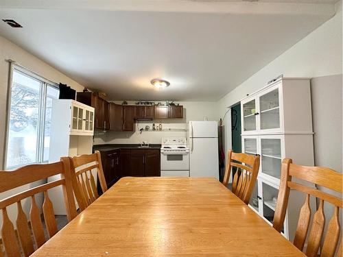 4812 Plaza Avenue, Swan Hills, AB - Indoor Photo Showing Dining Room